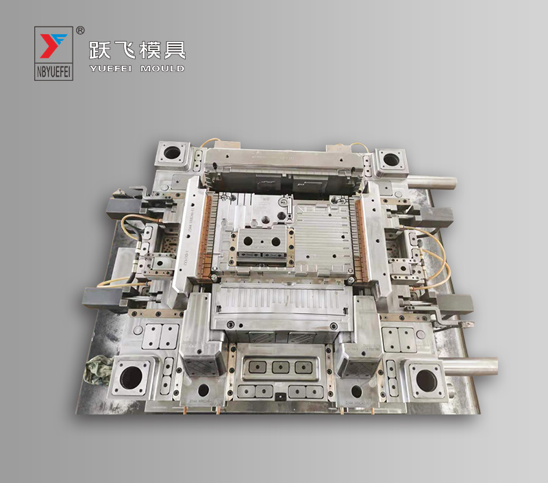 What are the principles for selecting materials for automotive interior and exterior molds?